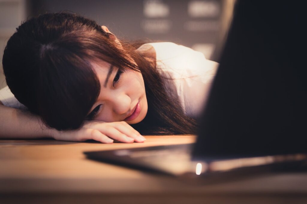 仕事で落ち込む、上司に怒られた、落ち込む女性、仕事でミス
