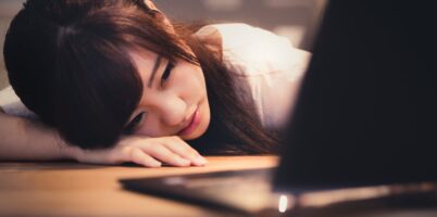 仕事で落ち込む、上司に怒られた、落ち込む女性、仕事でミス